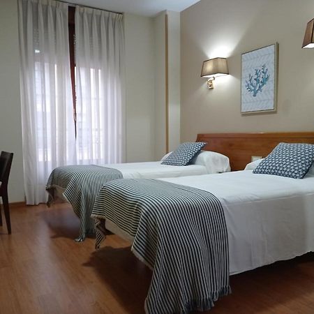 Hotel Los Robles Onís Buitenkant foto