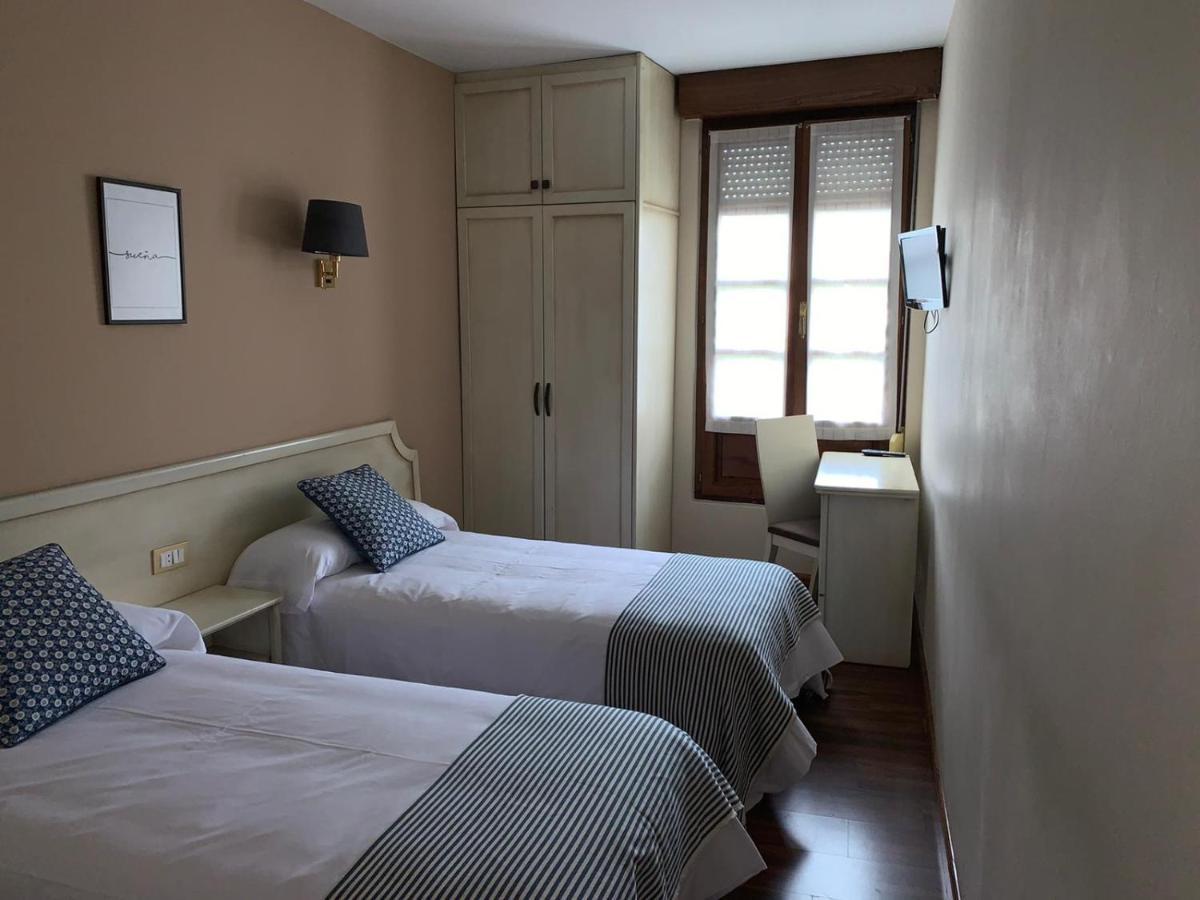 Hotel Los Robles Onís Buitenkant foto