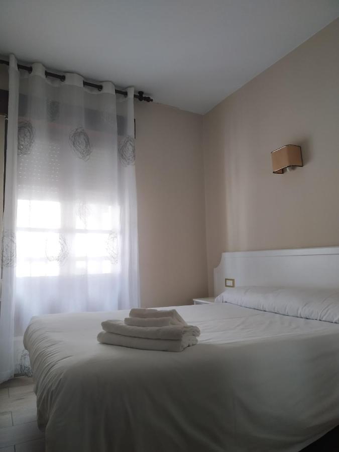 Hotel Los Robles Onís Buitenkant foto