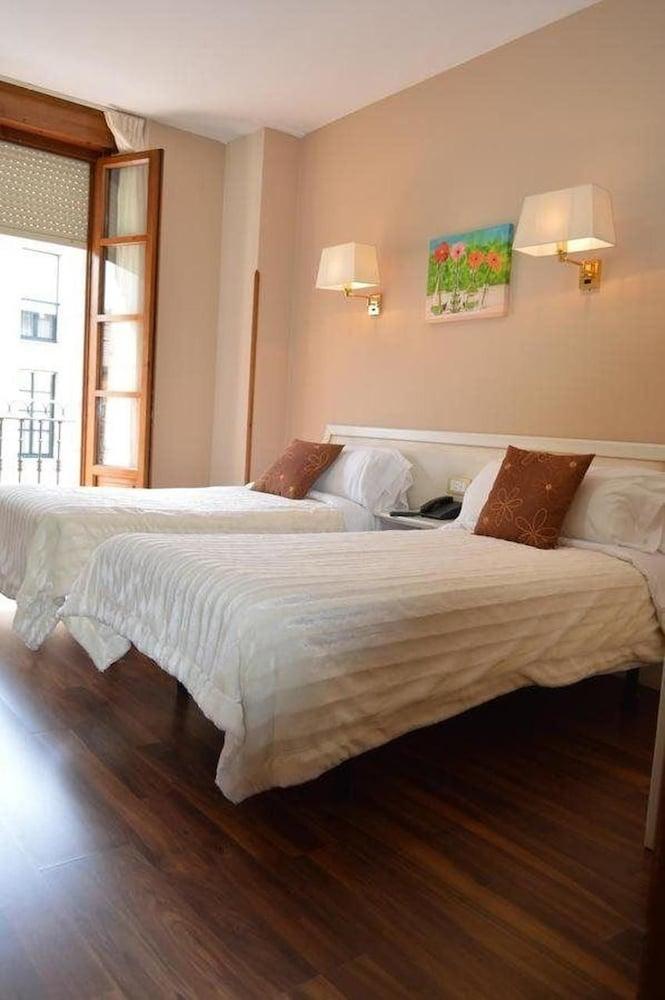 Hotel Los Robles Onís Buitenkant foto
