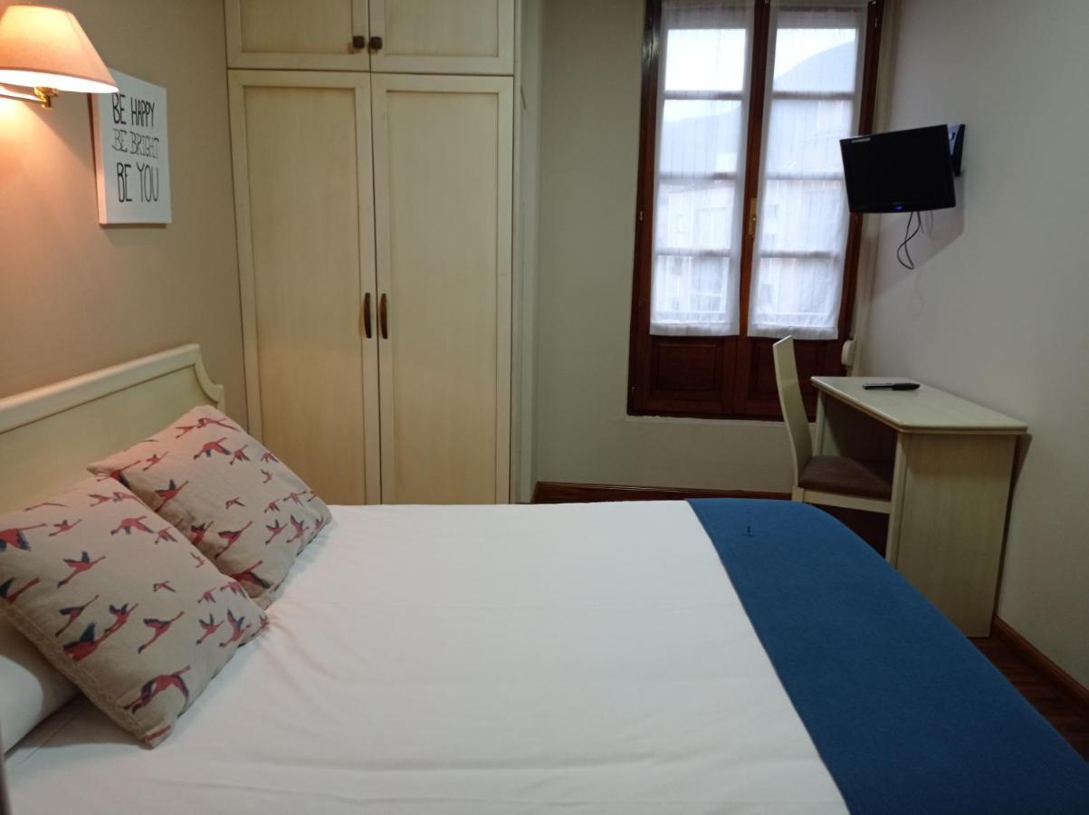 Hotel Los Robles Onís Buitenkant foto