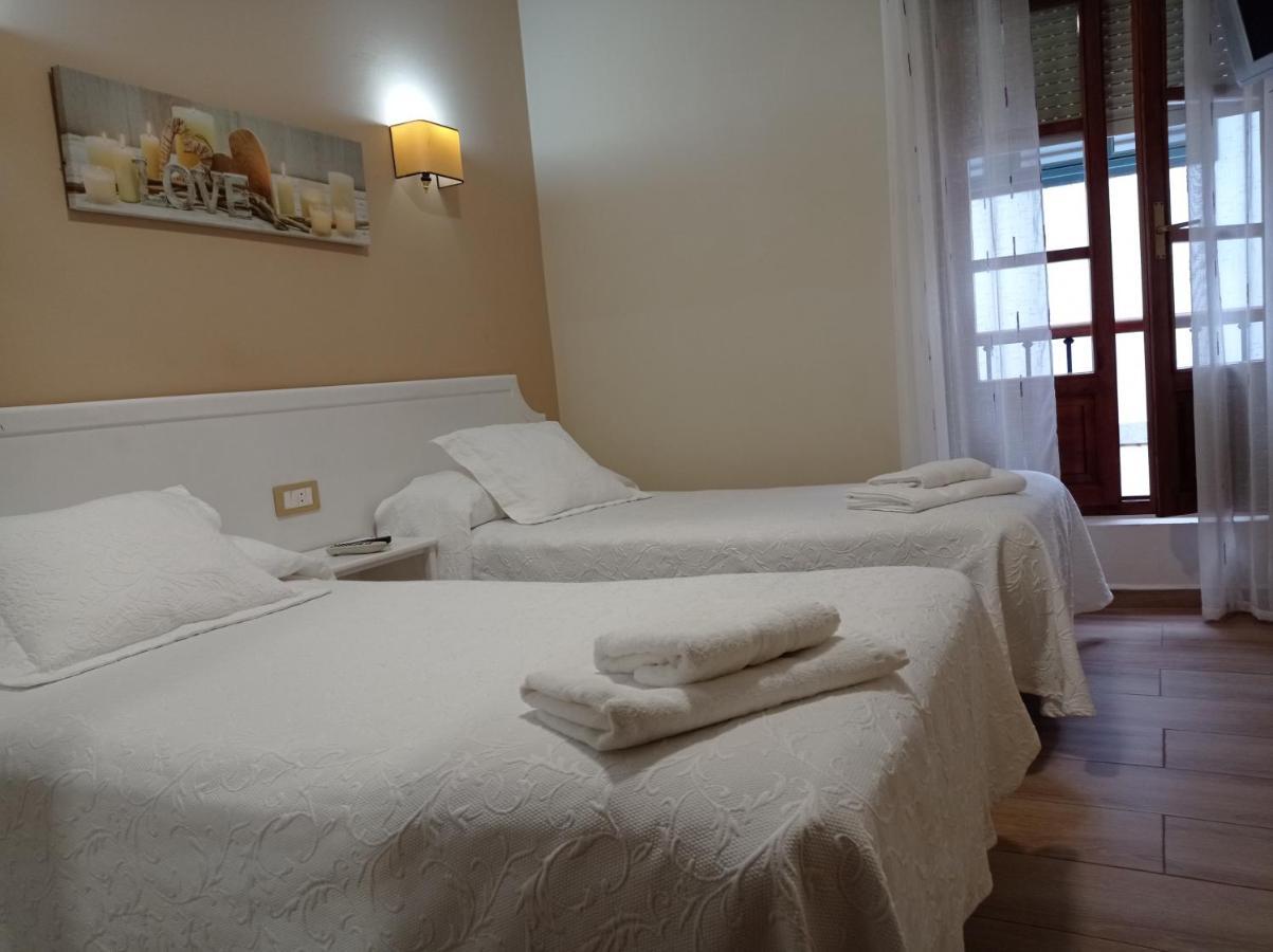Hotel Los Robles Onís Buitenkant foto