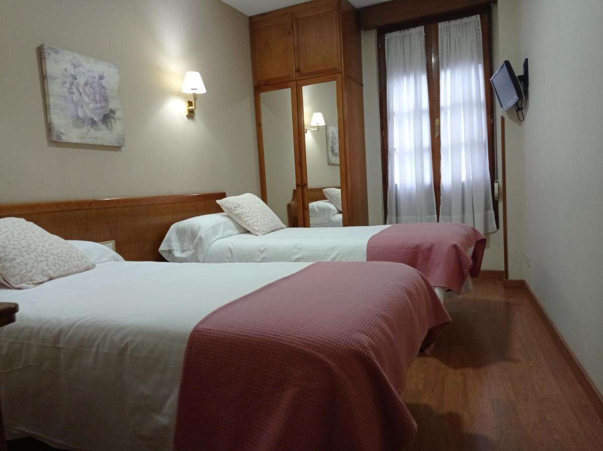 Hotel Los Robles Onís Buitenkant foto