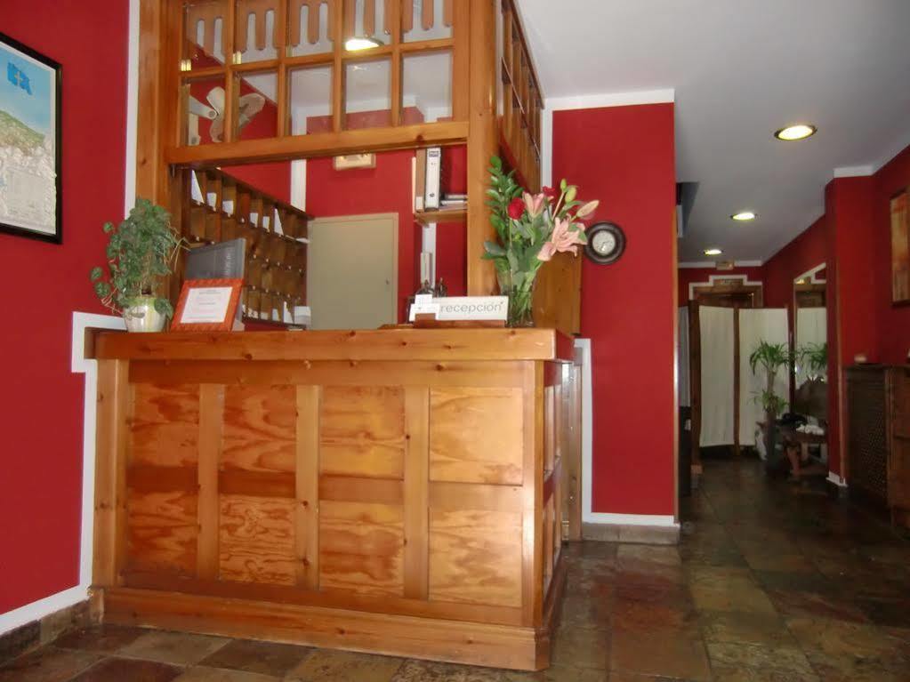 Hotel Los Robles Onís Buitenkant foto