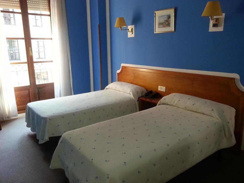 Hotel Los Robles Onís Buitenkant foto